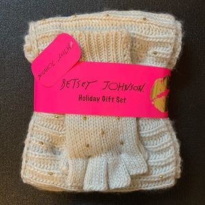 NWT ✨ Betsy Johnson Scarf & Glove Set